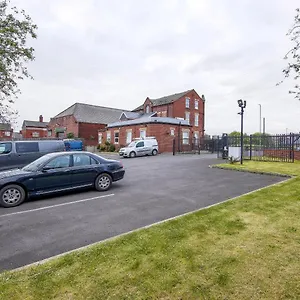 Spacious Close To City Centre With Secure Parking Apartment